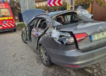 Accident grav în Argeș. Un container cu deșeuri din plastic a căzut peste o mașină în care se aflau patru persoane