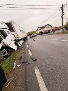 Accident la intrarea în Drăgușeni, dinspre Spătărești. Sunt implicate un TIR și două autoturisme