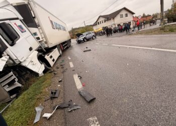 Accident la intrarea în Drăgușeni, dinspre Spătărești. Sunt implicate un TIR și două autoturisme