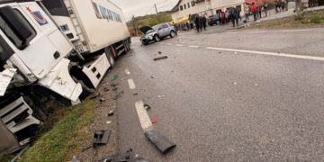 Accident la intrarea în Drăgușeni, dinspre Spătărești. Sunt implicate un TIR și două autoturisme